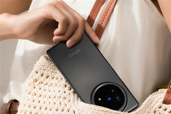 輕薄折疊屏終結者！vivo X Fold5僅重217g：刷新行業輕紀錄
