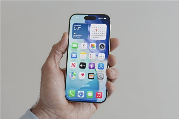 iPhone 17綠色機模開箱：清新配色 一眼種草