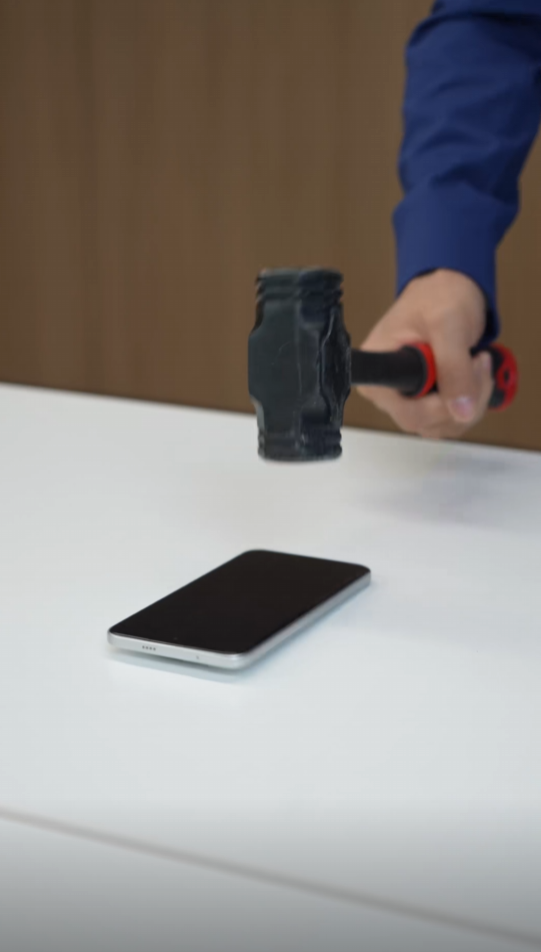 盧偉冰暴力實測REDMI Note 15 Pro+ 錘子砸完毫發無損