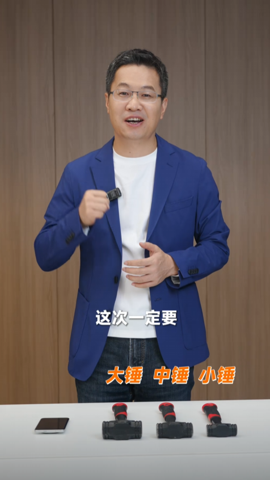 盧偉冰暴力實測REDMI Note 15 Pro+ 錘子砸完毫發無損